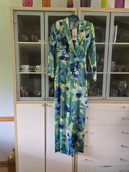 Zara Pants - Zara, Floral Green V-Neck Jumpsuit Women Size Small.